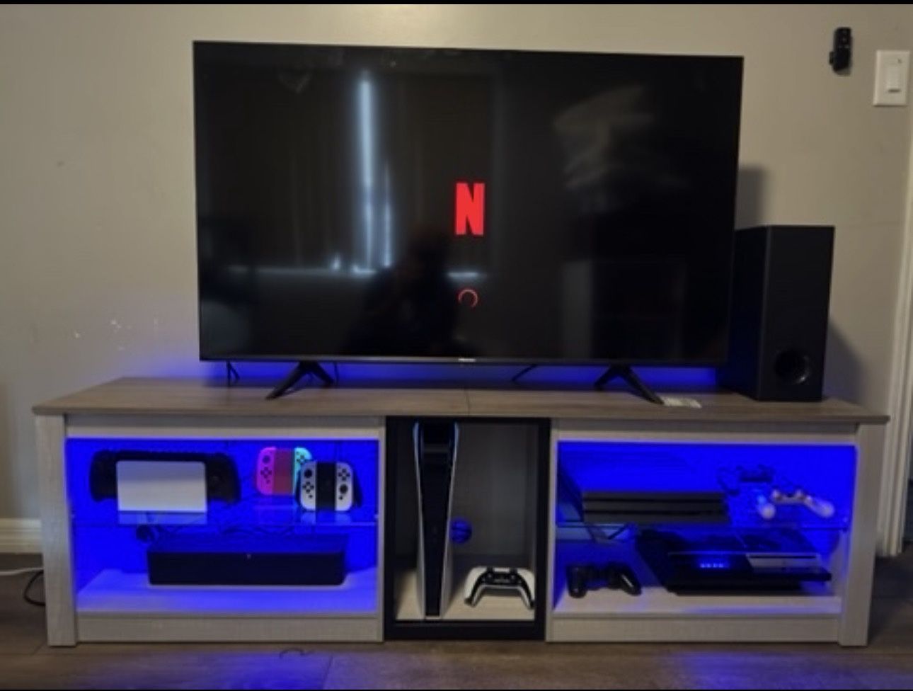 Hisense 50” Class Quantum 4K ULED & TV Stand