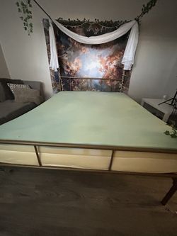 Canopy Bed With Queen Size Mattress 