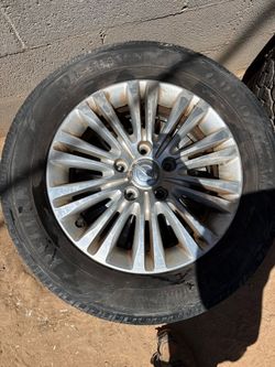 Chrysler Town & Country 17 in wheel with tire