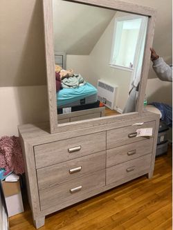 Dresser & mirror basically new