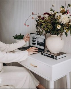 White desk with drawers