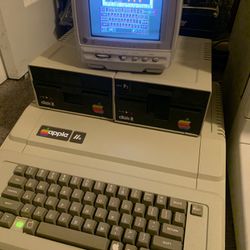 Vintage Apple iie computer beautiful