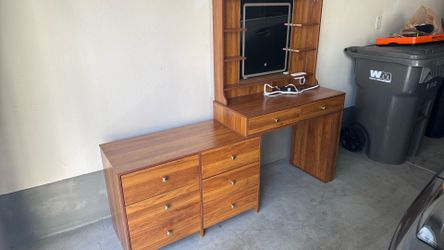 Dresser/desk/vanity
