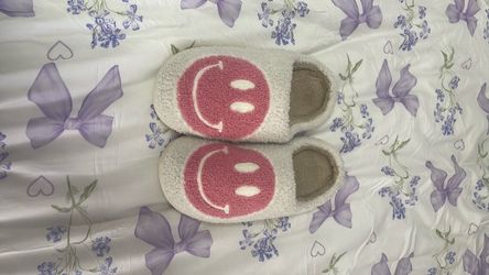 Cute pink and white smiley face slippers size 2.5 kids