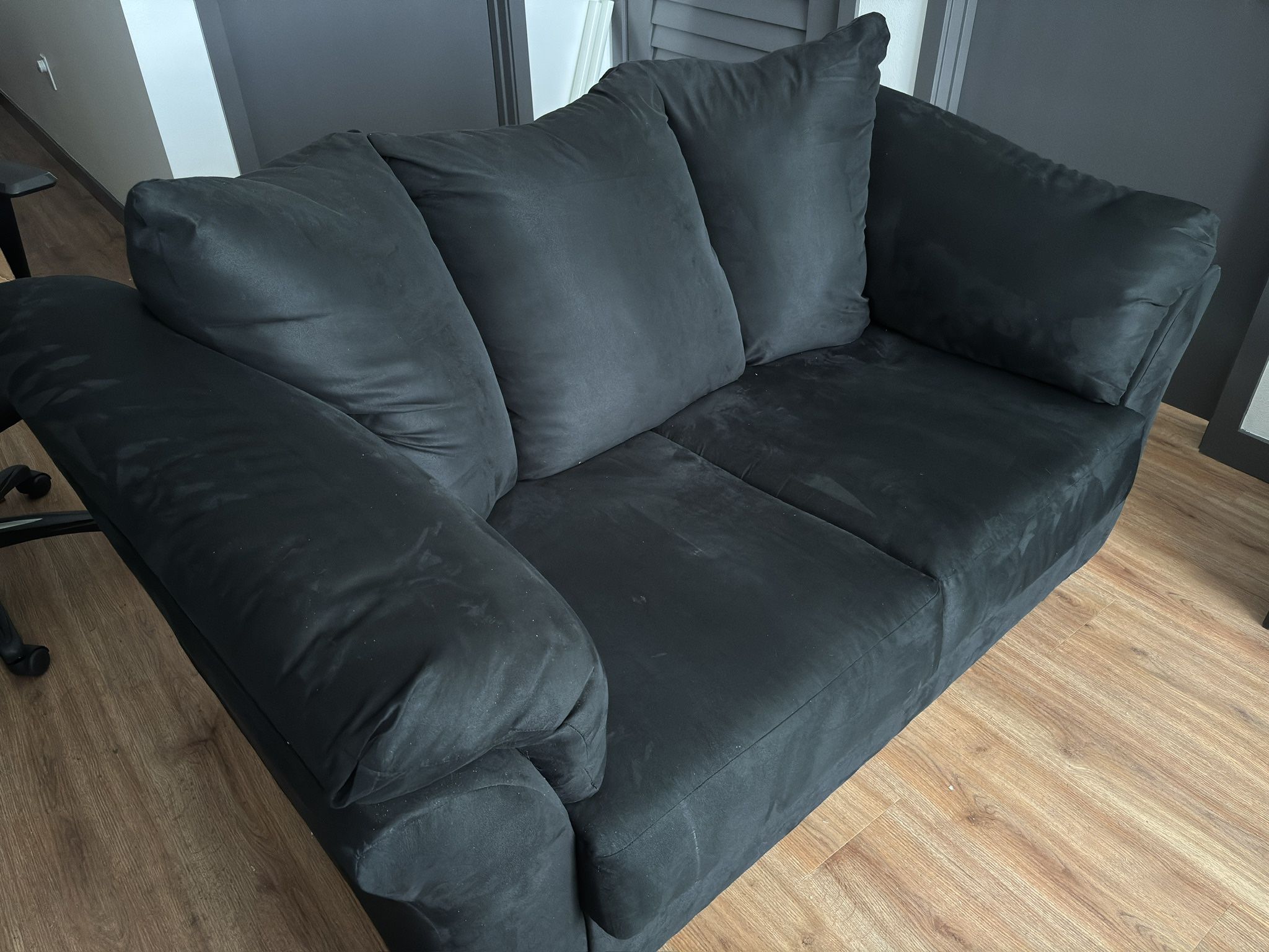 Ashley Furniture Darcy Loveseat (Black)