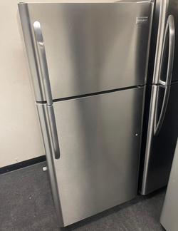 Deal: Frigidaire Stainless Top Mount Refrigerator – Clean Inside
