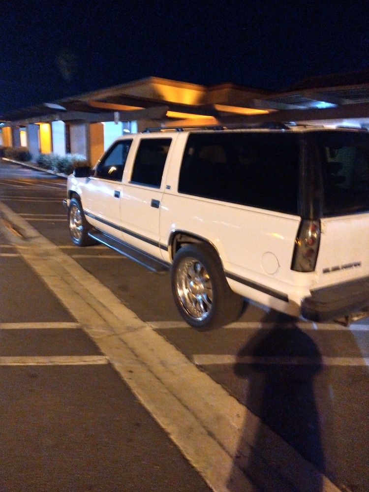 96 Chevy Suburban Classic Custom Tail Lights Rims Boom Box 2 Amps And Booster Tube Alarm Ready Clean 🪥.