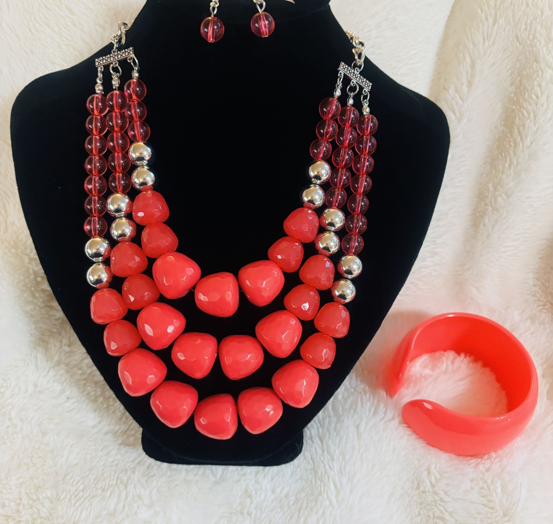 Barbie Pop W/A Variety Of Pink Shades Of Beads & Cuff