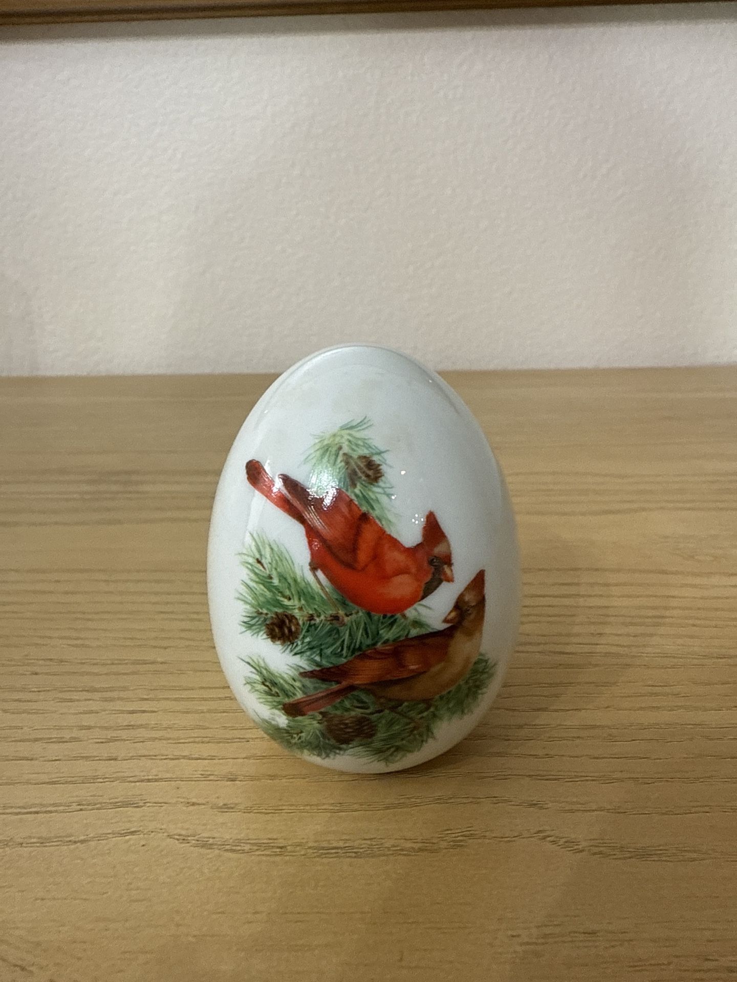🕊️ Avon Porcelain Collectible Egg – “Winter Sparkles With Bold Beauty” (Cardinals)