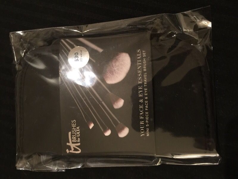 It cosmetics brush set