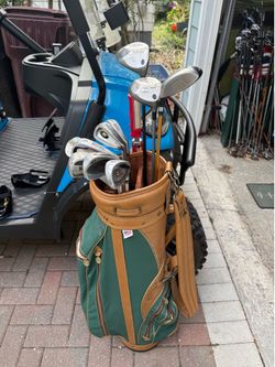Mens right handed golf club set.  Complete set with golf bag