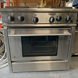 GE Monogram 36” Professional Range with 4 burners and griddle