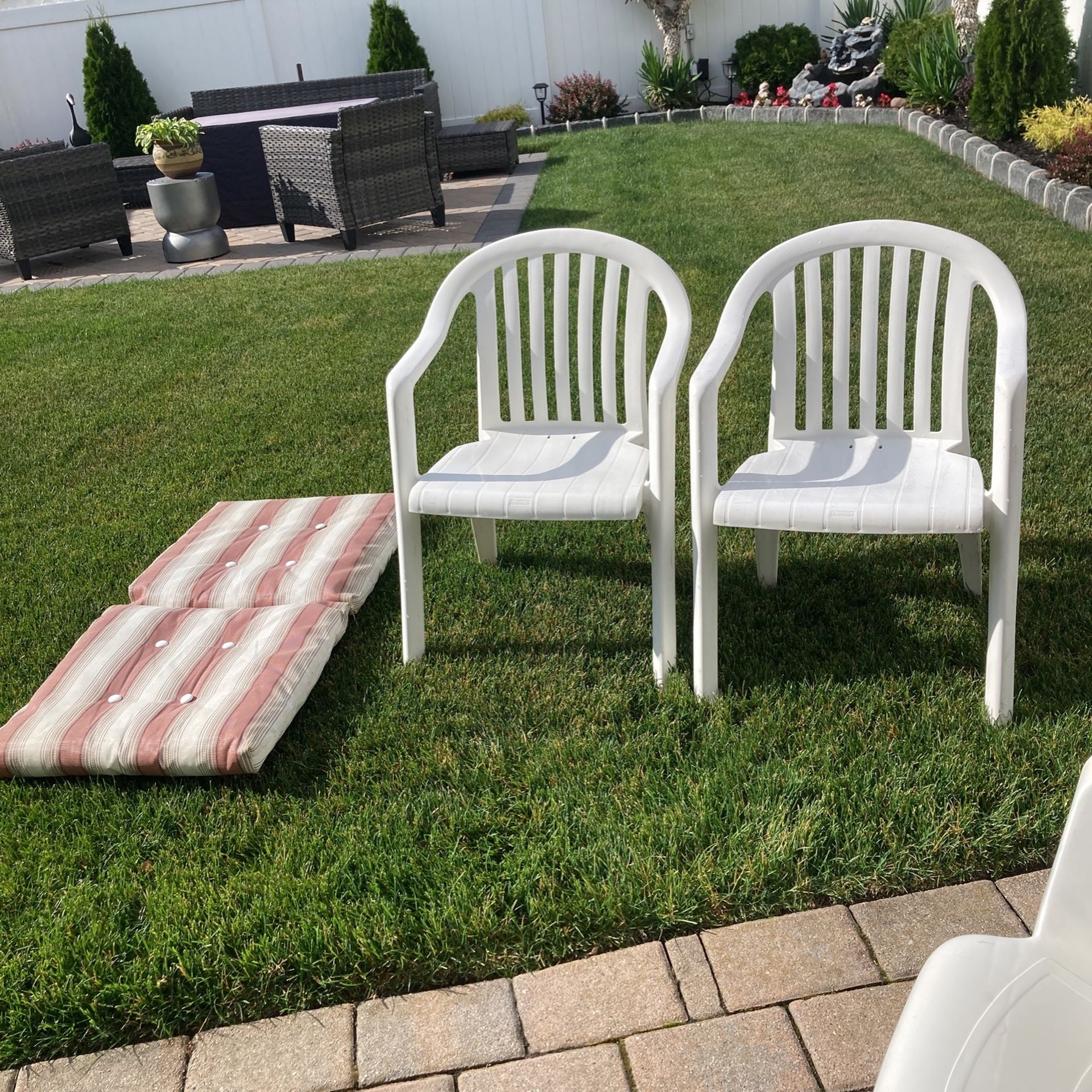 2 Chairs And 4 Lounge Pillows