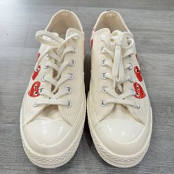 Comme des Garçons PLAY x Converse Chuck 70 Low sneakers featuring a "Multi Heart" design