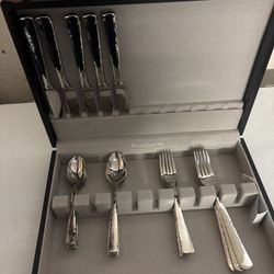 Reed & Barton Flatware Set w/ Storage Chest – Service for 4