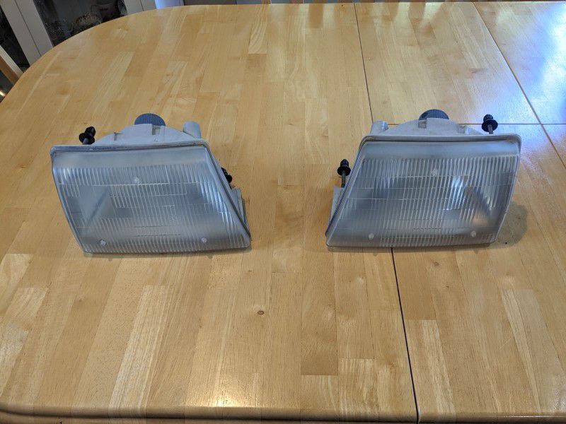 Headlight Set For Mazda B2500 B3000 B4000 Left and Right With Bulbs 2Pc