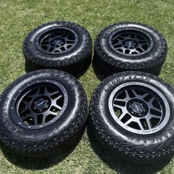 (4) 18” Pro Comp Wheels 265/70R18 Goodyear Wrangler All Terrain 
