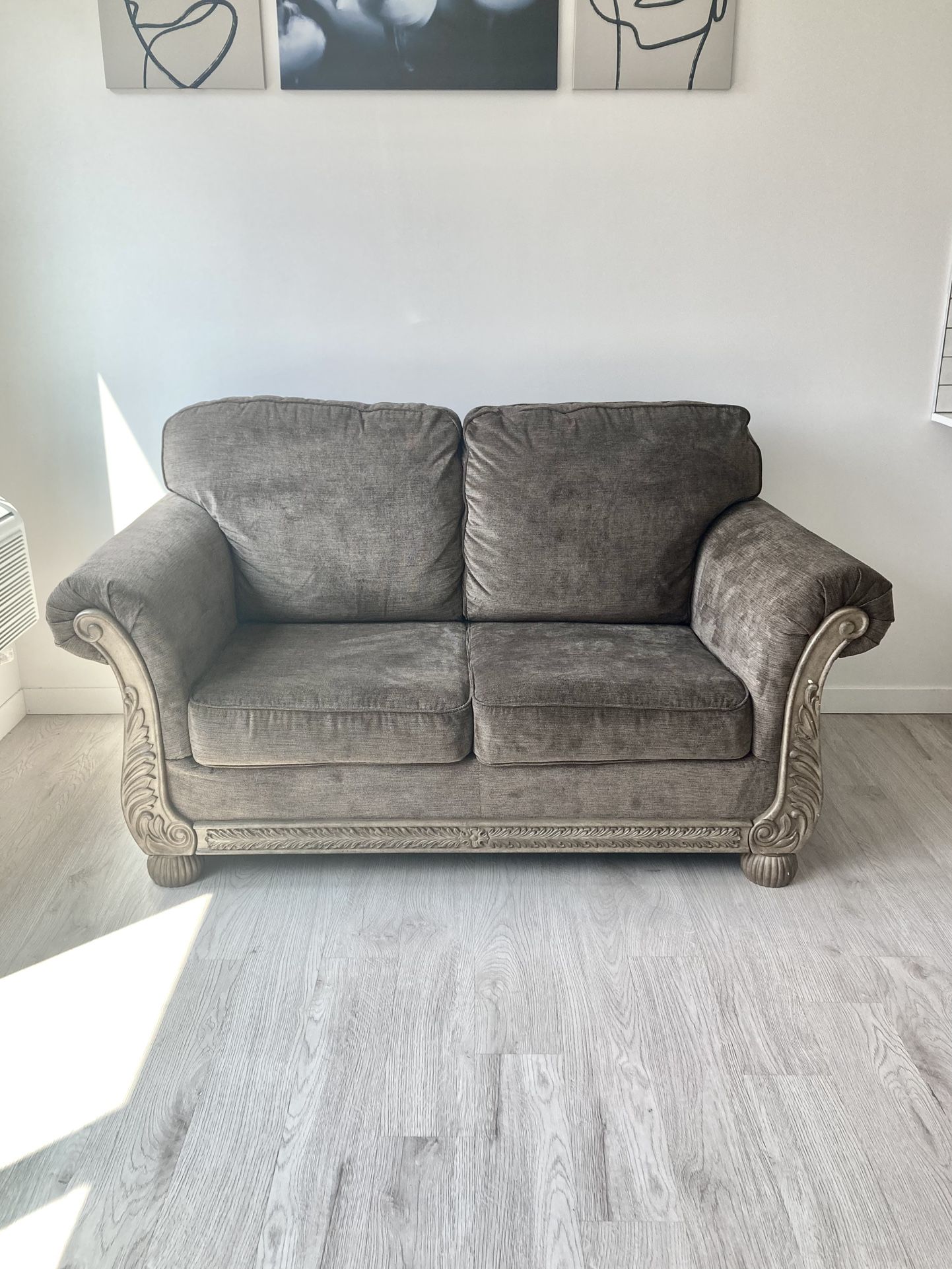 *FREE DELIVERY* Big Ashley Vintage Loveseat Couch - Like New!