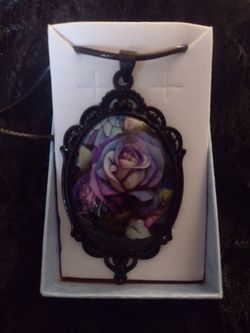 Beautiful Gothic Purple Rose Cameo Pendant Necklace