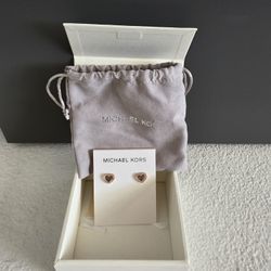 💎 Michael Kors Heritage Heart Earrings – Rose Gold, Brand New 💎