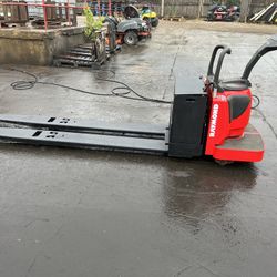 FOR SALE A 2018 RAYMOND PALLET TRUCK FORKLIFT.MODEL 8410, 27x96”PALLETS,GOOD USE 24V BATTERY.