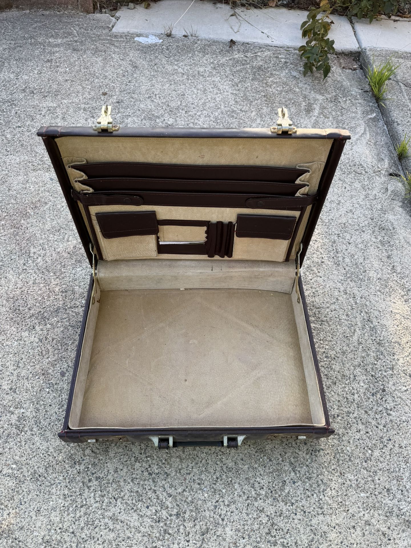 Briefcase - Leather - Nice