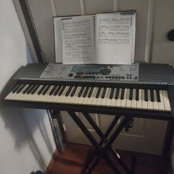 Professional studio Yamaha keyboard with stand and book tested works great