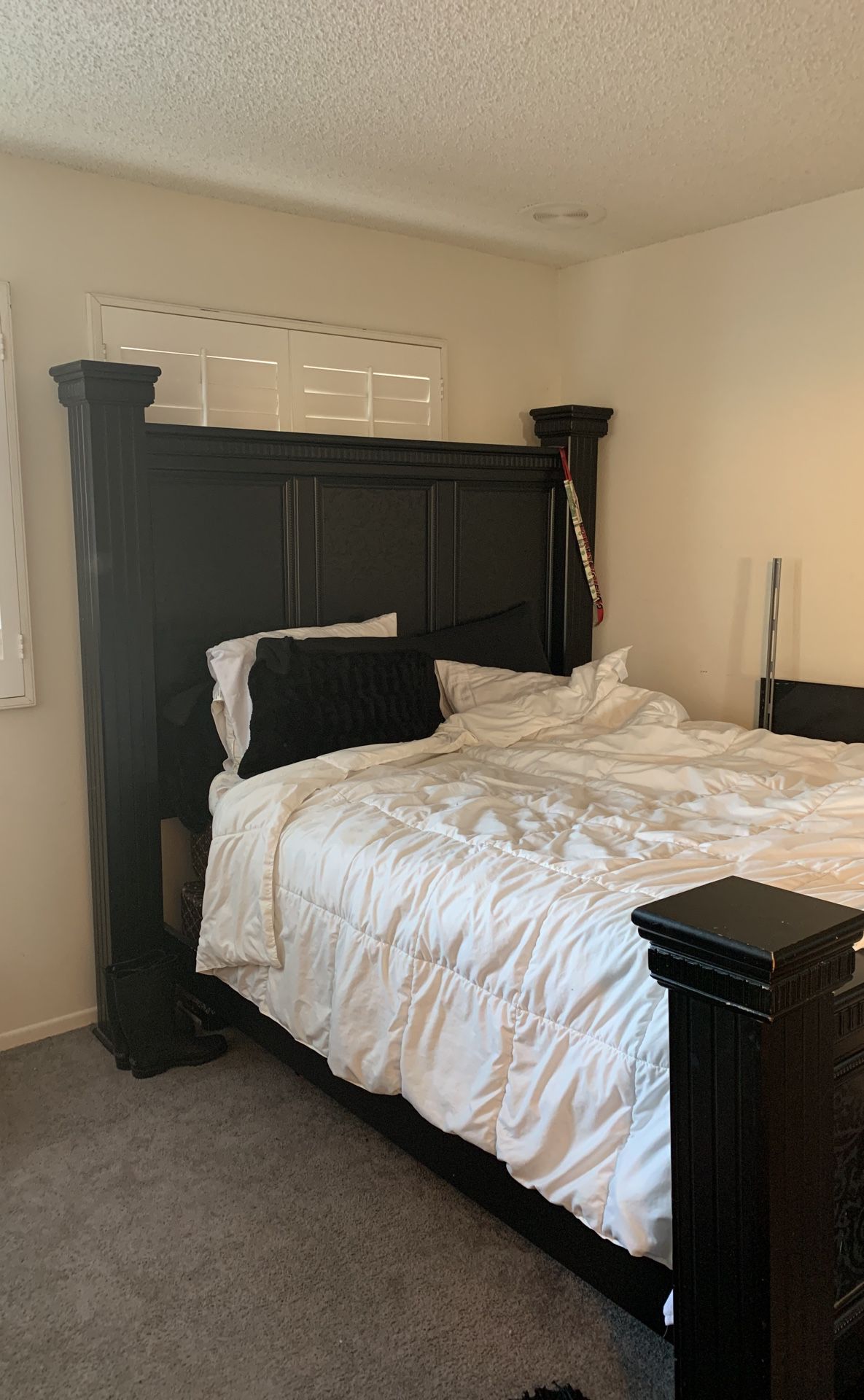 MOVE OUT QUEEN BEDROOM SET SALE ASAP $500 EVERYTHING INCLUDED