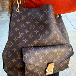 LOUIS VUITTONS MONOGRAM METTIS HOBO TOTE HAND BAG.