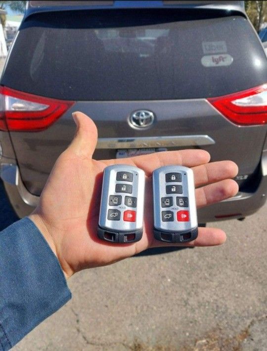 Car Keys / Llaves De Carro