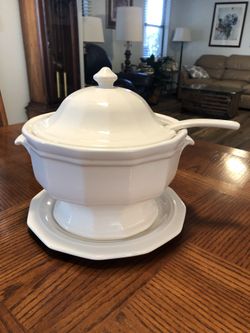 Beautiful Vintage Pfaltzgraff complete White Ironstone Soup Tureen set