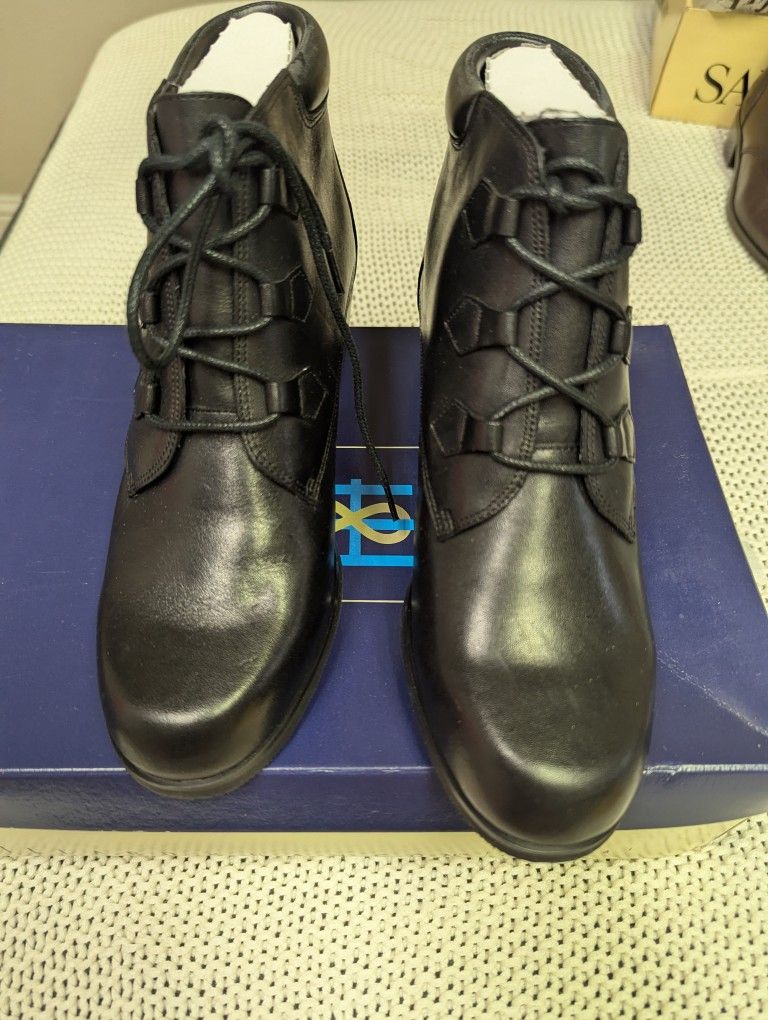 Hillard & Hanson lace-up ankle boots in black leather, sized at 6 1/2 for women