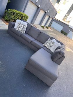 Perfect condition gray Ashley’s sectional couch !!