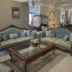Traditional 3 Seater Sofa With Rolled Arms And Plush Cushions Perfect For Any Living Room!