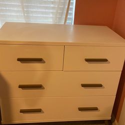 Dresser with 4 drawers
