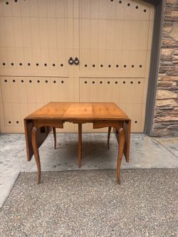 Extendable vintage Table with chairs and leaves