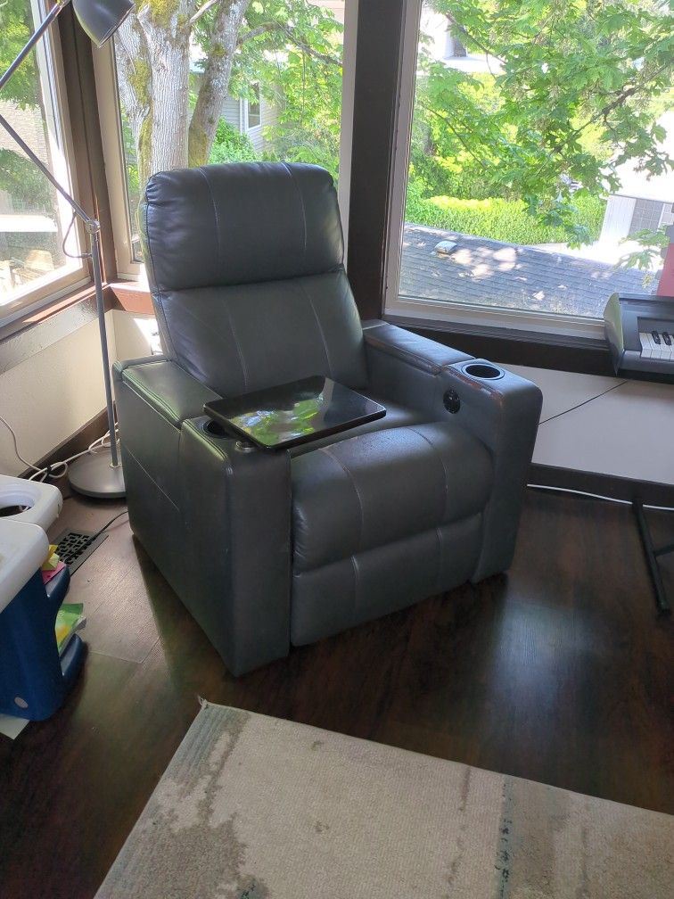 2 Electric Recliners