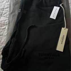 ESSNTIAL SHORTS📲🔌