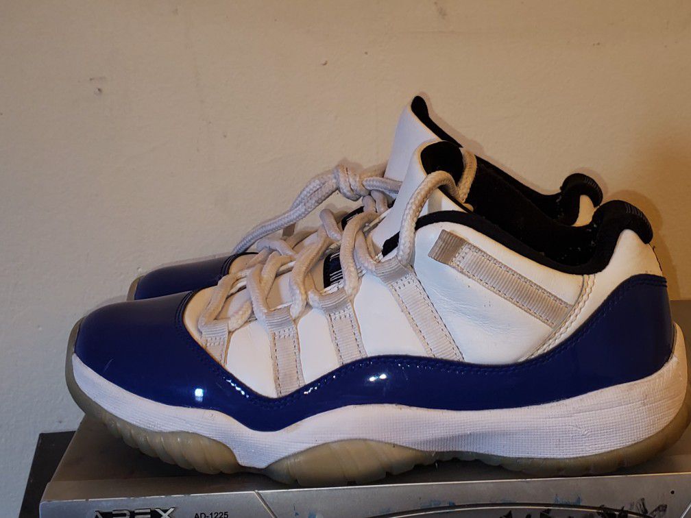 Jordan 11 Low White Concord Size 8 And 1/2  50$