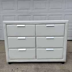 ‼️WHITE LEATHER 4 DRAWER DRESSER‼️FOR SALE 150$ OR BEST OFFER‼️