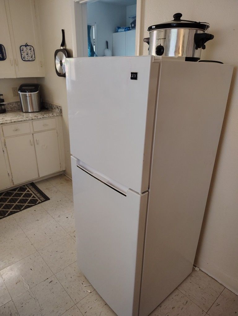 Single Person Refrigerator (CASH ONLY)