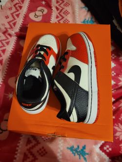 Nike  Excellent Condition Like New Condition Smoking Pet Free Size 10c $15