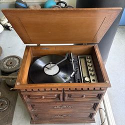 Soundesign Radio/Record Player
