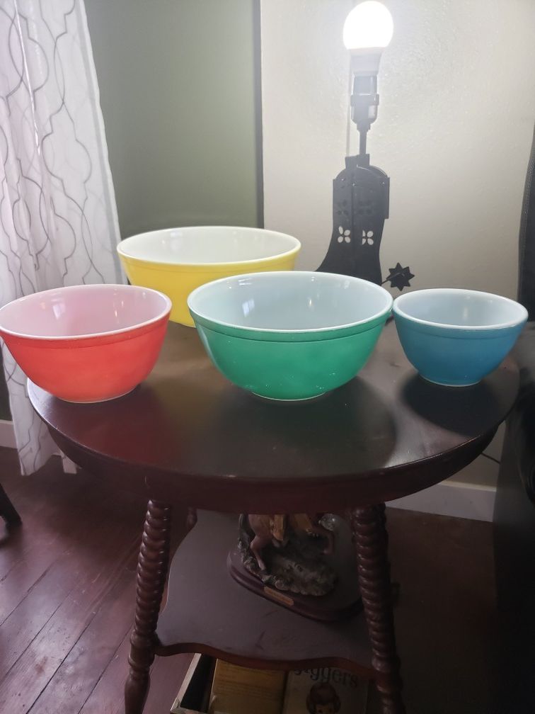 Vintage Pyrex primary bowl set