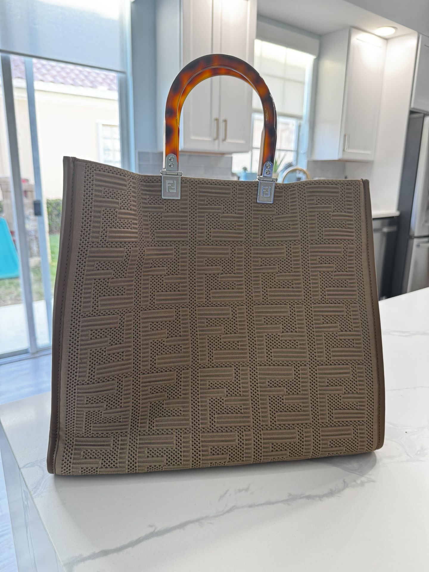 Fendi Sunshine Shopper Medium Bag LIKE NEW