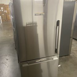 isher & Paykel Series 5 Contemporary Series  RF170WDLX5N 32 Inch Freestanding Bottom Mount Refrigerator with 17.1 Cu. Ft. Total Capacity National Appl
