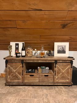 Entertainment center/TV Stand