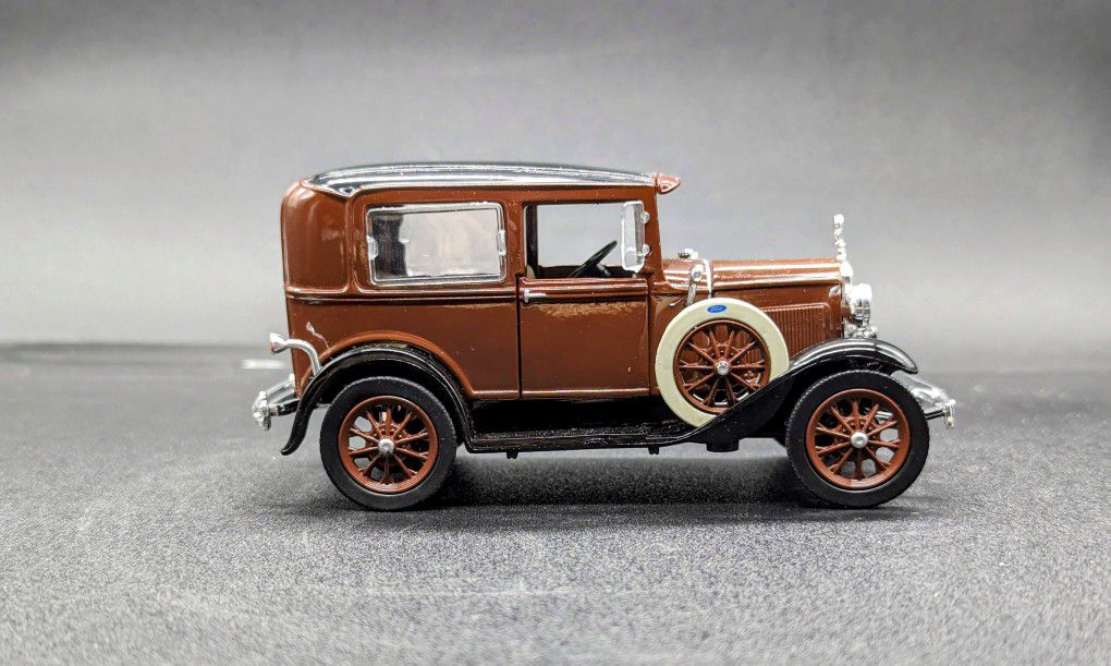Golden Age of Ford- 1931 Model A Deluxe Tudor Diecast 