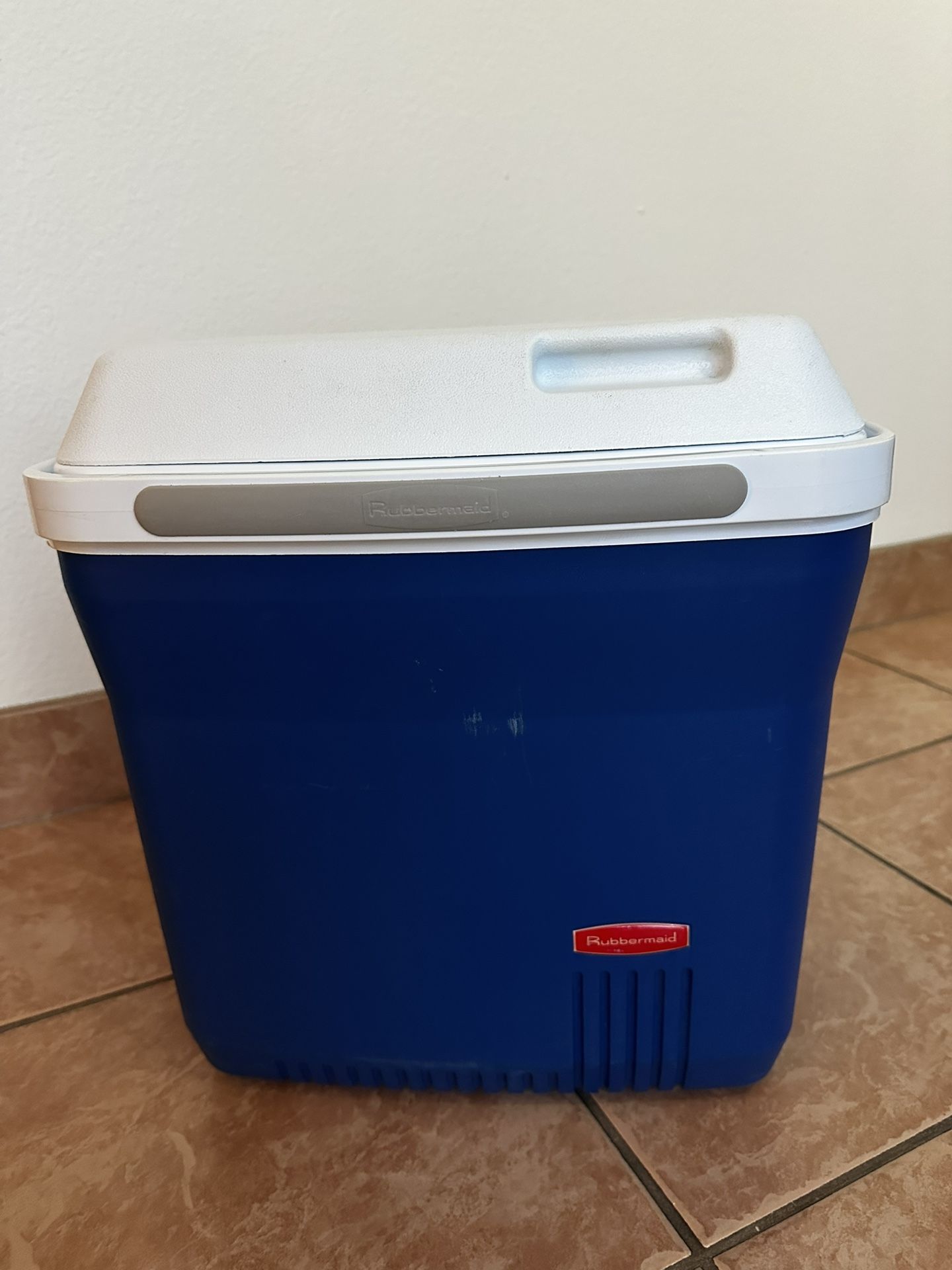Rubbermaid Cooler 8x12x13