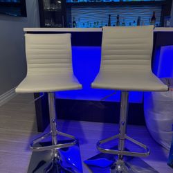 4 Bar Stools, White Color In EXCELLENT Condition 